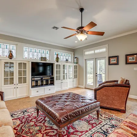 Near Golfing And Parks Serene San Antonio Home